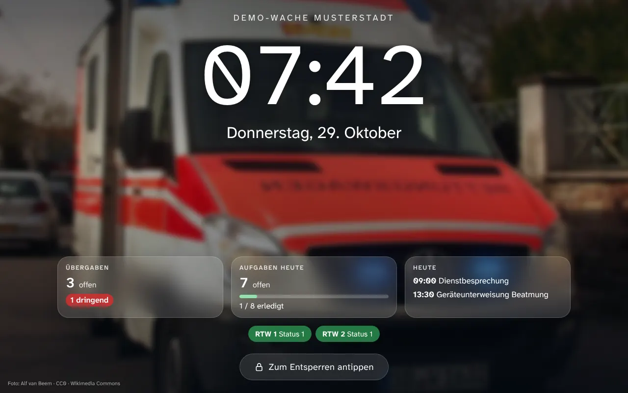 Sperrbildschirm des Touch-Terminals: Uhrzeit, Übergaben, Tagesaufgaben und Fahrzeugstatus auf Glas-Karten über einem Foto des Tages.